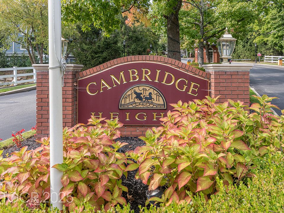 1st image of 386 Cambridge Dr