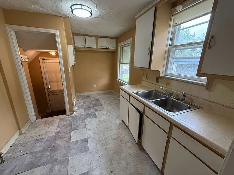 5470 Hollywood Ave — Photo 6