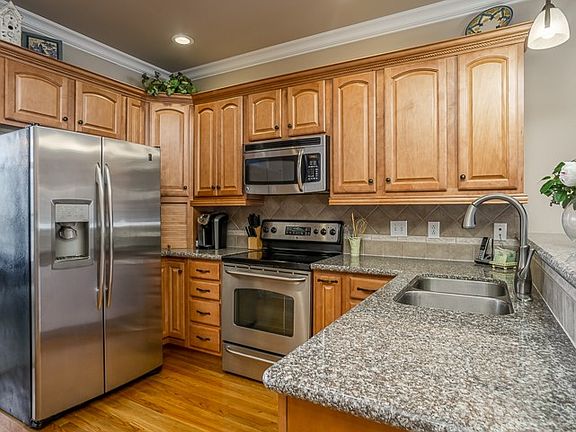 5th image of 293 Valley Dr