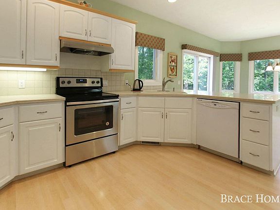 5th image of 2476 Candlewick Ct SE