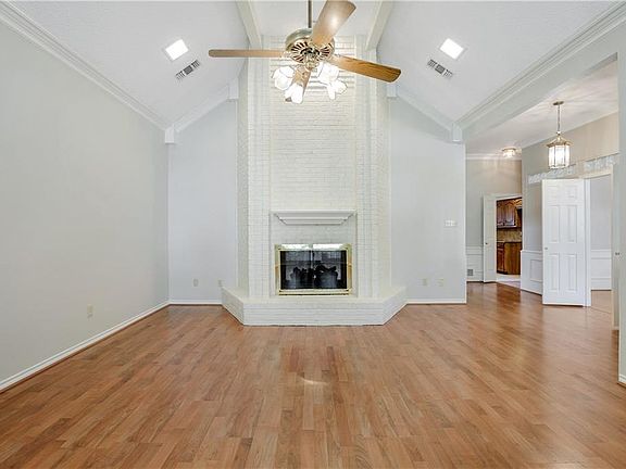 4th image of 910 Kensington Dr
