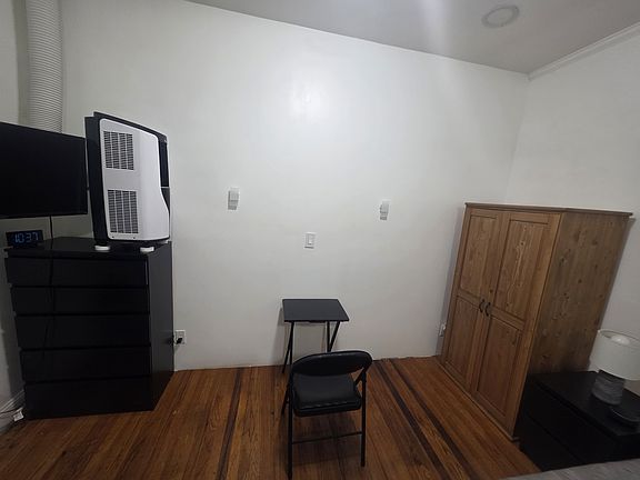 5th image of 1144 E 53rd St Floor 2