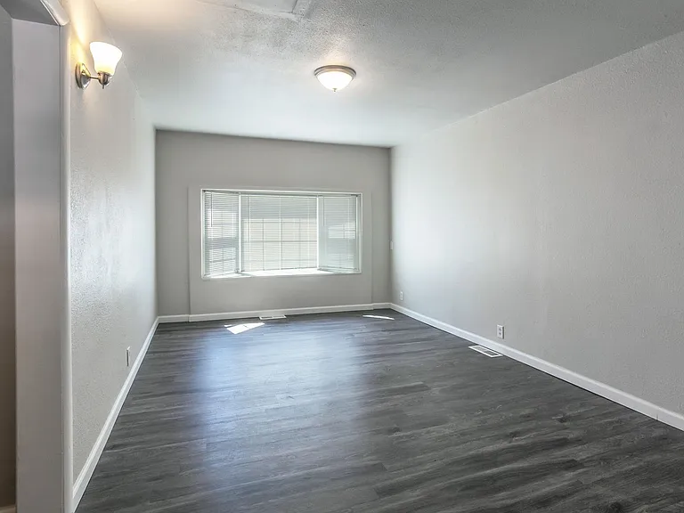 2327 W 6th St — Photo 10
