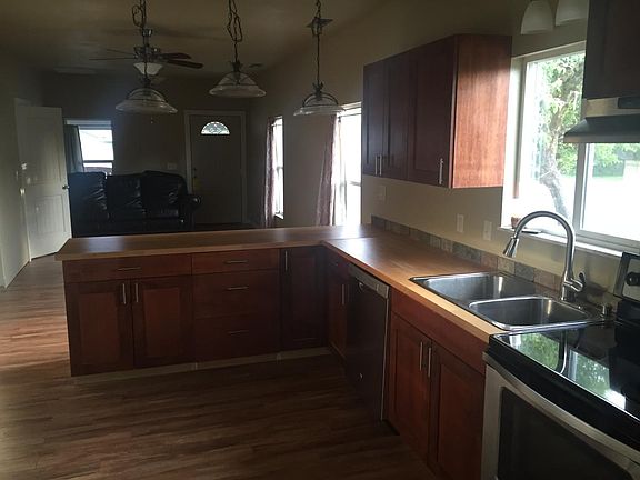 3rd image of 1229 W Plum St