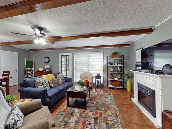 3rd image of 111 San Saba Ln