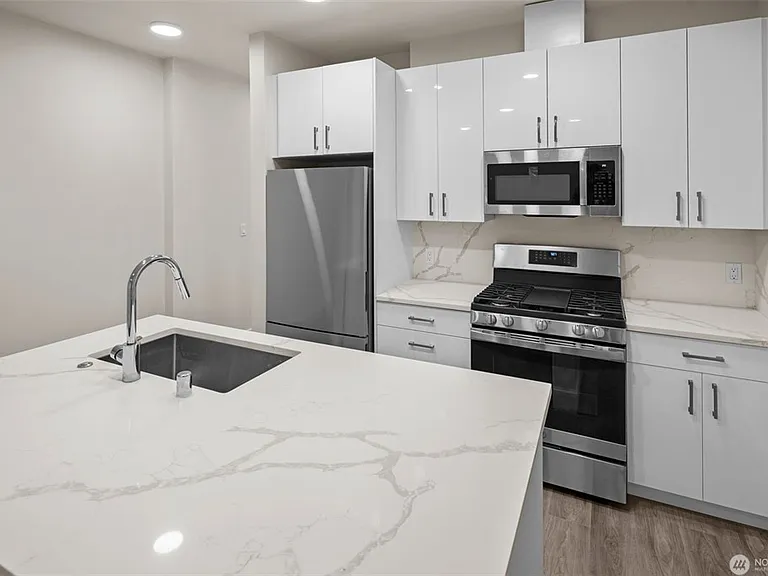 17XX Harbor Ave SW #402 — Photo 8
