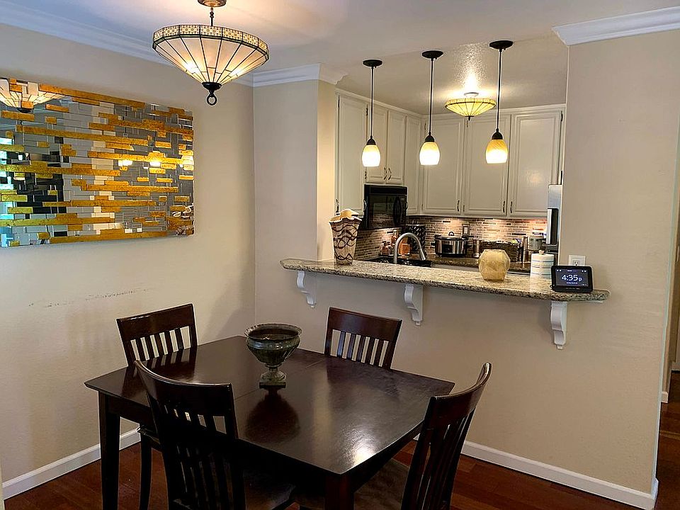 Dinner room & breakfast bar.
