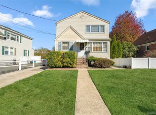 59 Wood St, Lynbrook, NY 11563