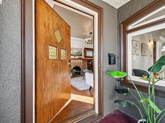 4th image of 2515 Noble Ave