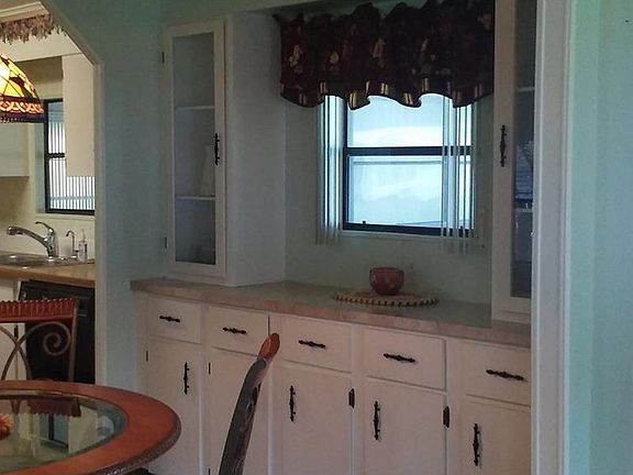 3rd image of 912 Evergreen St
