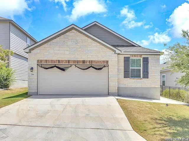 4 bed, 2.0 bath, 1833 sqft, $2,350 — Photo 1