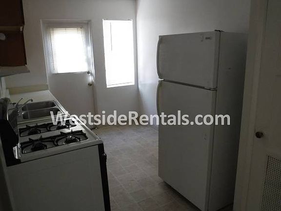 3rd image of 2833 Shelter Island Dr
