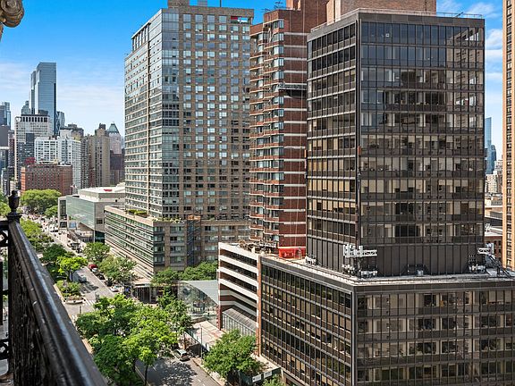 3rd image of 140 W 69th St APT 122A