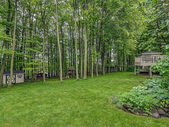 3rd image of 112 Garnet Dr