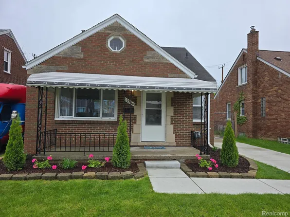 15360 Collinson Ave, Eastpointe, MI 48021