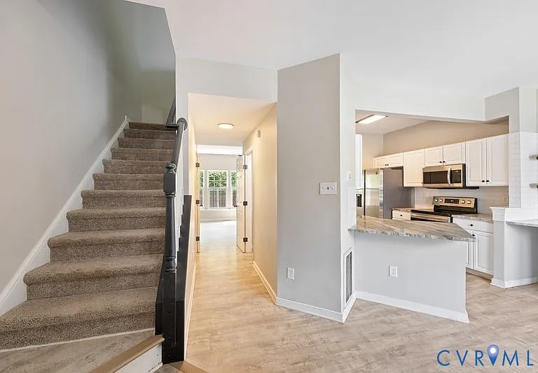 2805 Queensland Dr — Photo 4