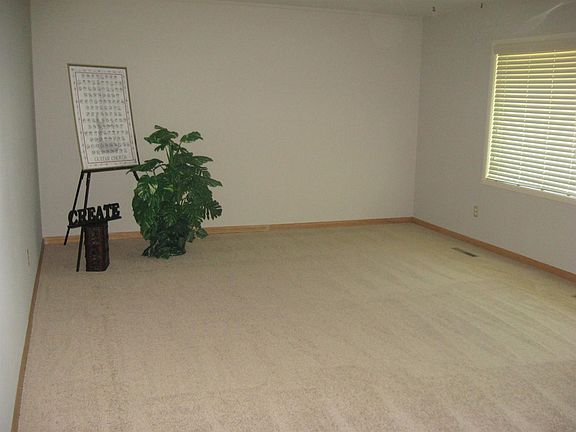 4th image of 408 NE 12th St