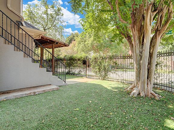 Corner lot, Fully gated with easy to maintain AstroTurf yard!