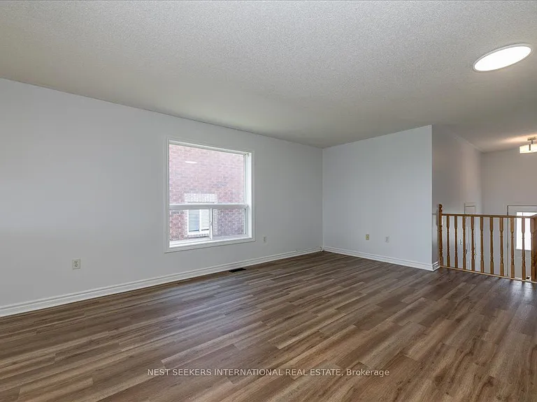 116 Courtney Cres #UPPER LEVEL — Photo 6