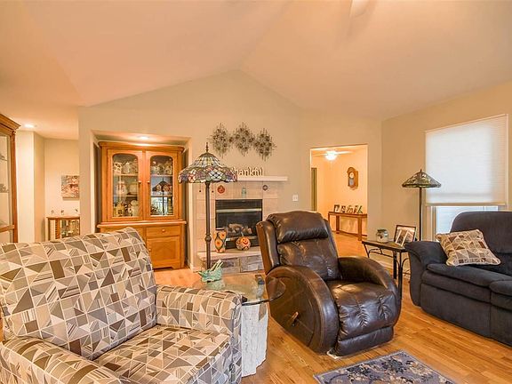 5th image of 2107 E Coachlight Dr