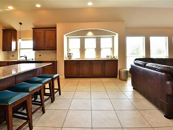 4th image of 905 Chatsworth Dr