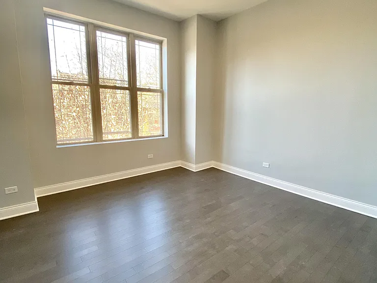 2027 N Sheffield Ave — Photo 8