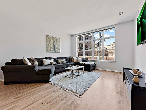 3rd image of 1962 W Lawrence Ave APT 203