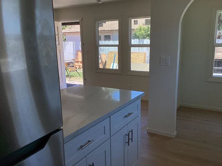 219 S G St — Photo 5
