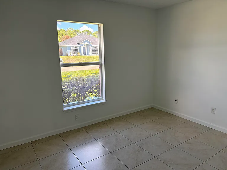 1682 SW Glacador Ave — Photo 9