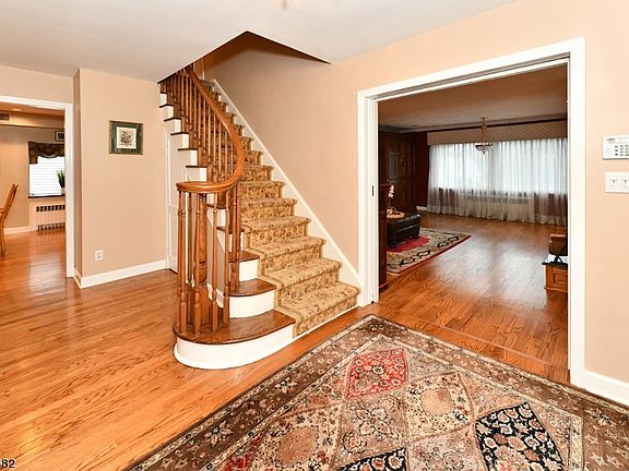 2nd image of 160 Canterbury Dr