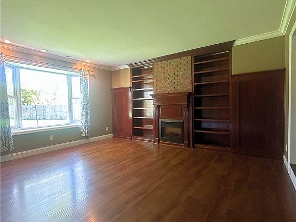 3rd image of 10374 Virginia Lee Dr