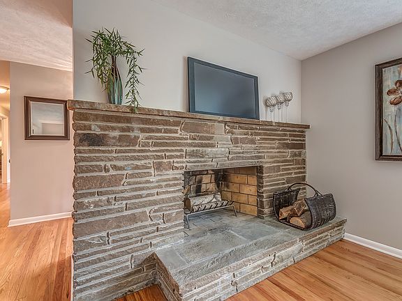 4th image of 411 Churchill Ln