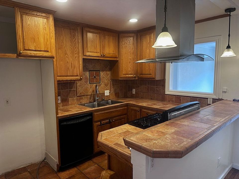 1st image of 635 Claire Ave