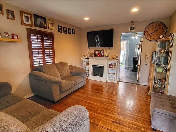 5th image of 156 W Buckthorn St