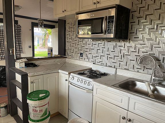 4th image of 2128 Westcott St