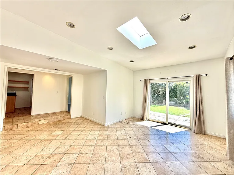 7619 Midfield Ave — Photo 5