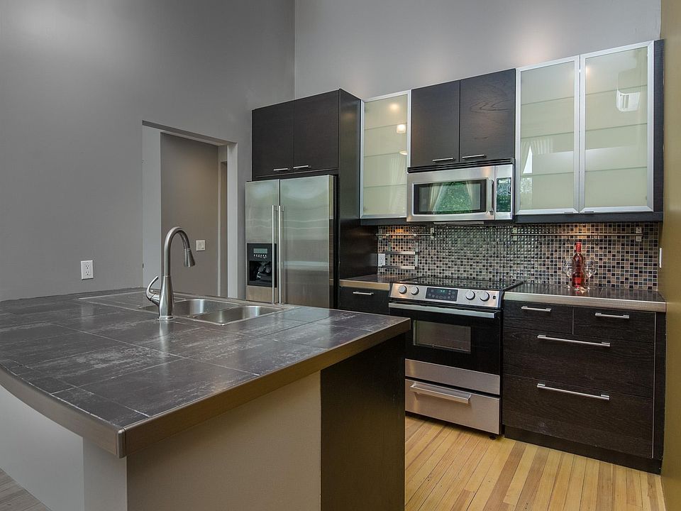 1st image of 208 W Broadway St #2