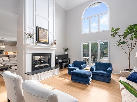 4th image of 1136 N Linden Cir