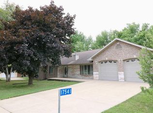 17541 Vista Dr, Dubuque, IA 52001
