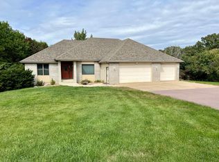 8704 E Saddle Creek Rd, Sioux Falls, SD 57110