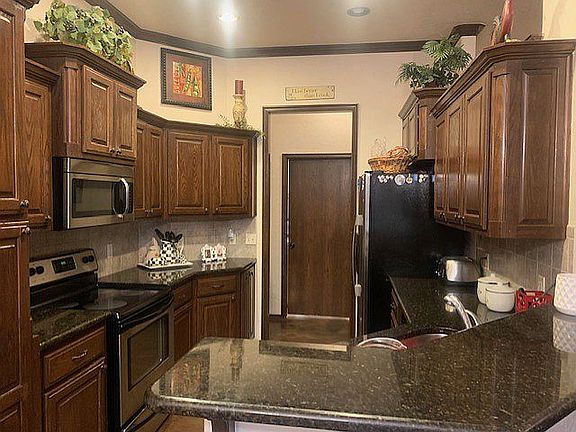 5th image of 532 SW 157th St