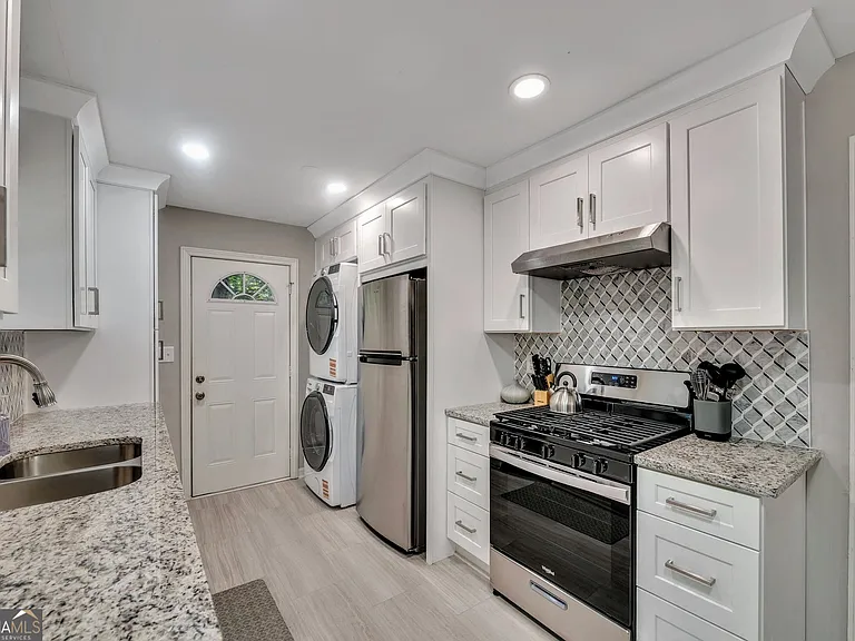 1131 Stoneybrook Rd — Photo 9