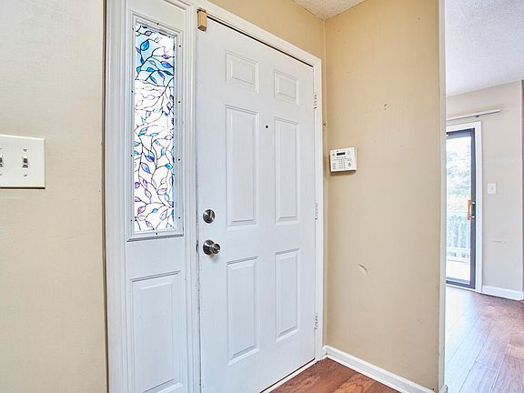 2nd image of 9 Hickory Wood Sq
