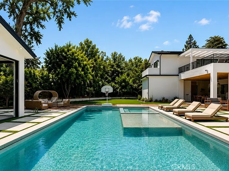 5050 Arundel Dr — Photo 2