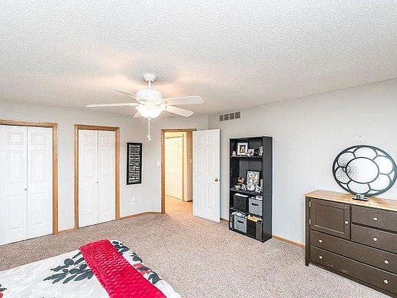 4th image of 6855 Woodland Ave Unit 910