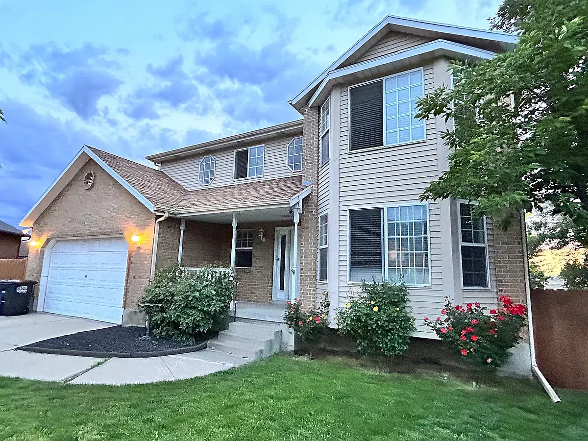 5 bed, 3.5 bath, 3000 sqft, $3,300 — Photo 2