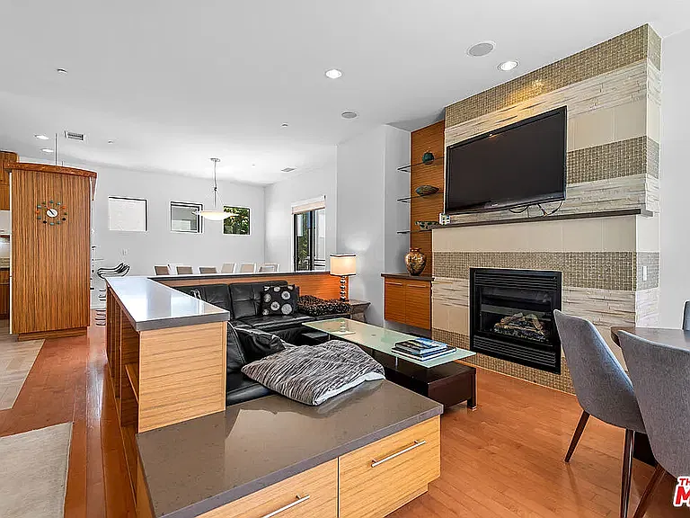 3 bed, 2728 sqft, $9,965 — Photo 3