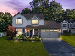 1287 SE Oakmont Dr, Oxford, MI 48371
