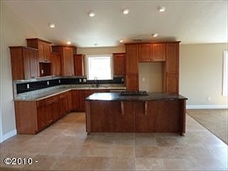 4th image of 4640 SW Beach Ave