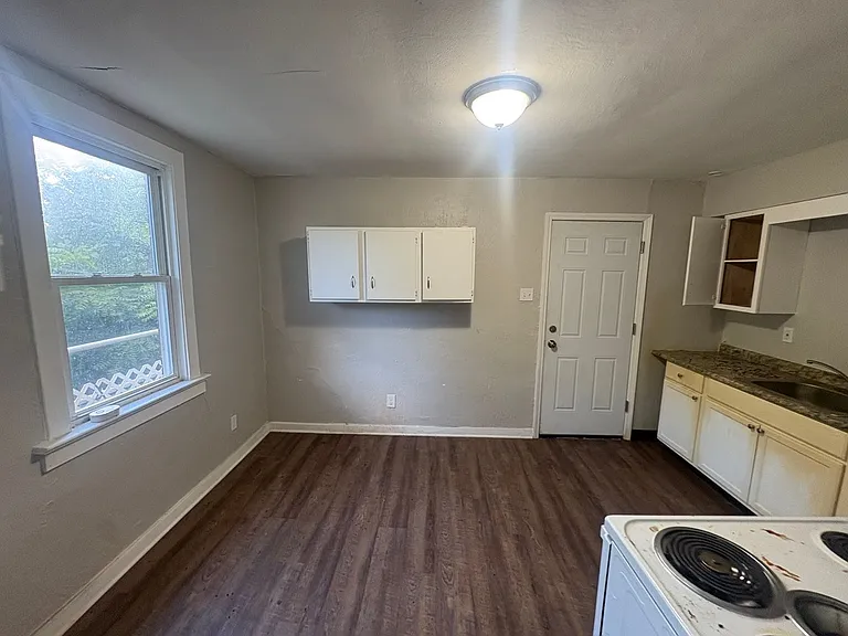 726 Large Ave — Photo 9